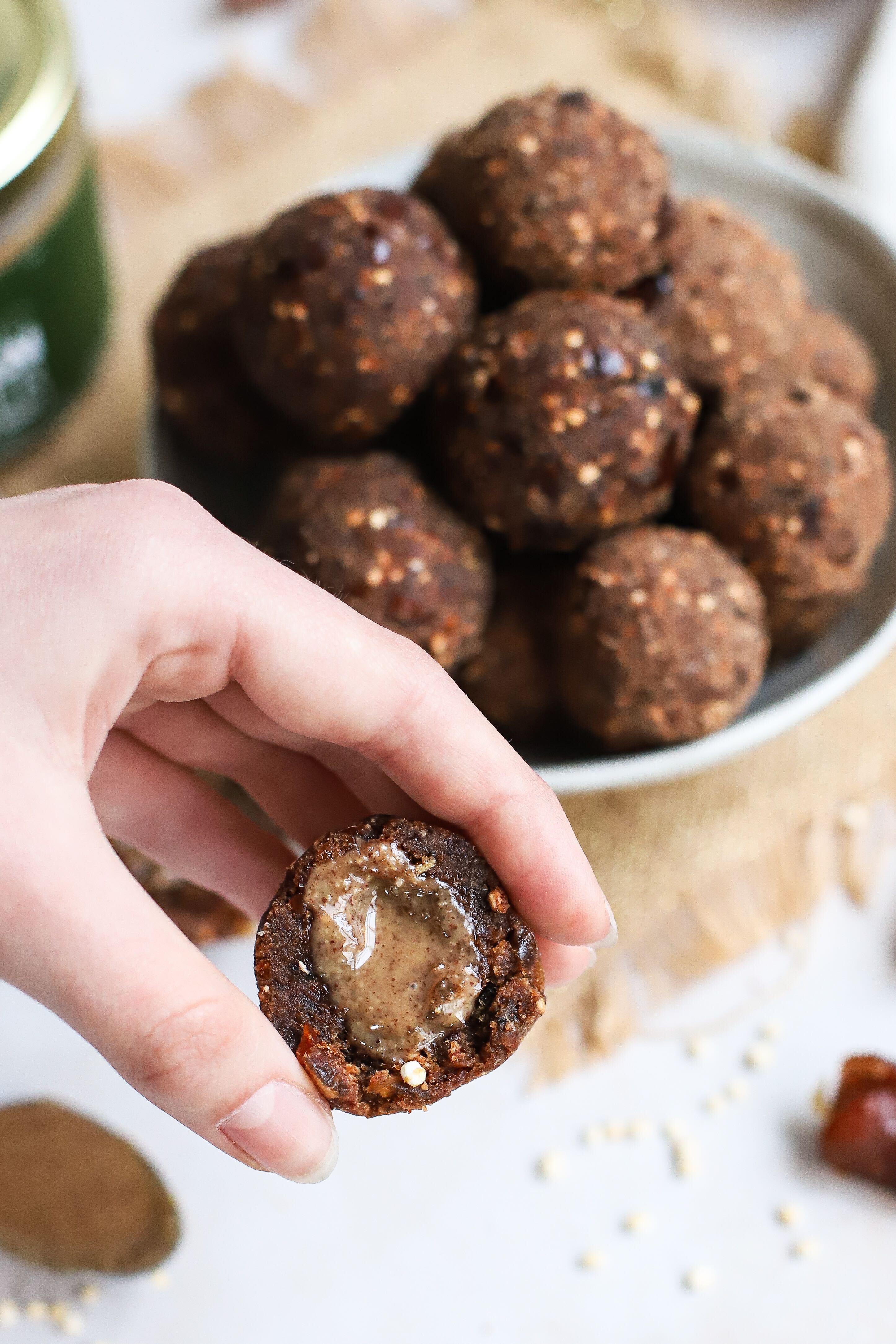 Energy balletjes met dadels, cacao en pecannotenpuree met vloeibaar hart